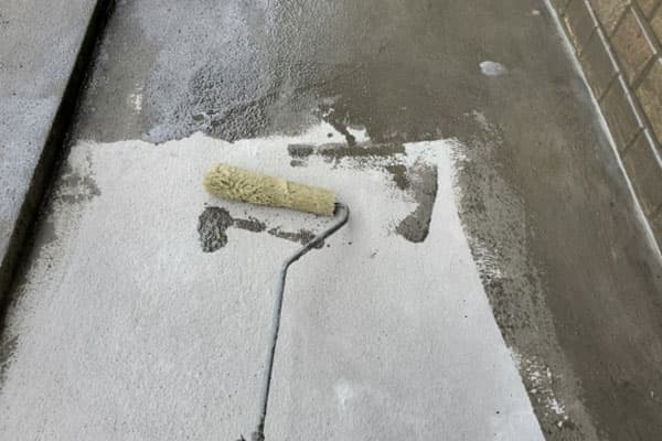 下地補修・清掃、プライマー塗布