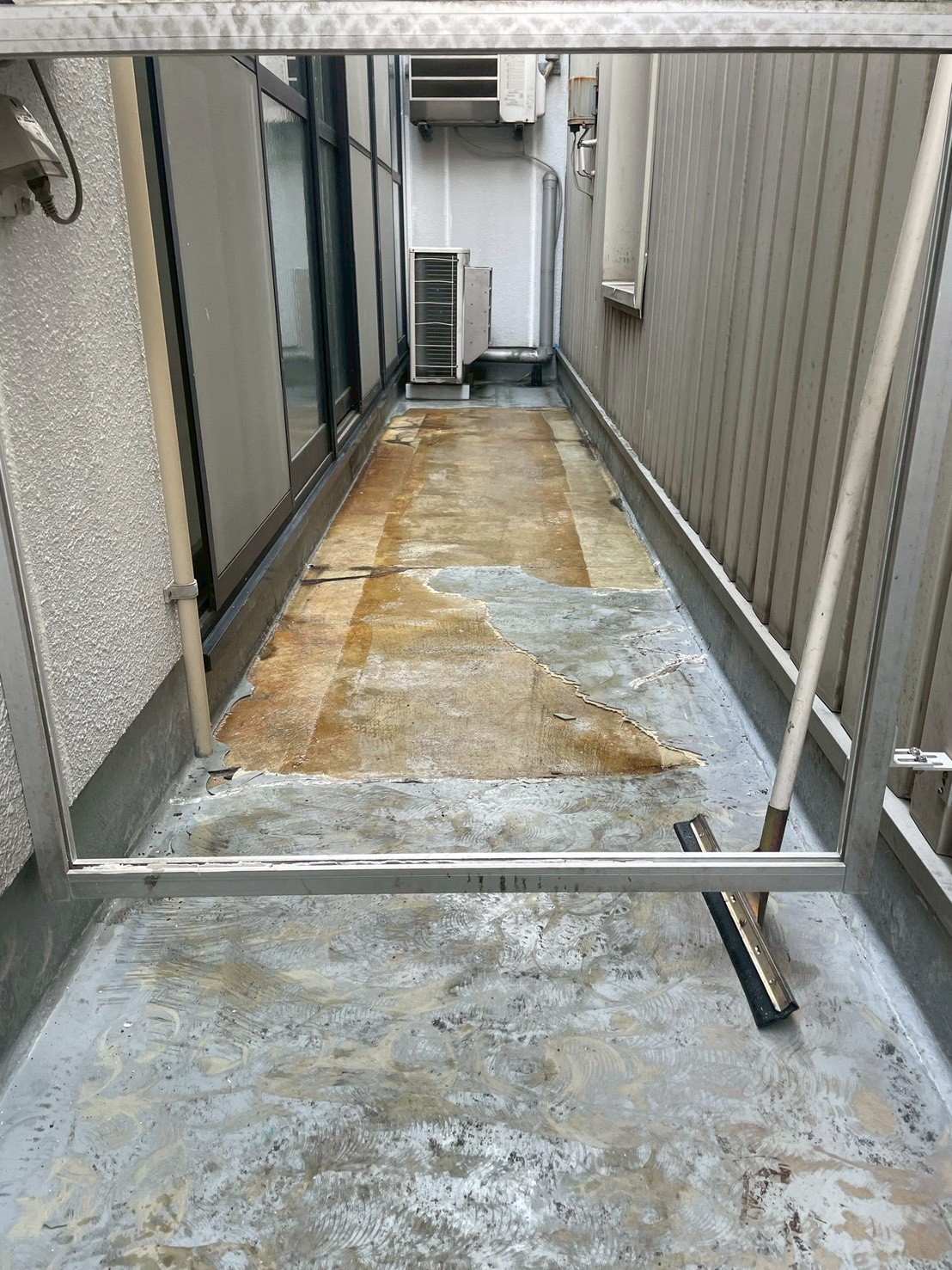 熊本市にて防水工事・雨漏り修理〈陸屋根のウレタン防水工事〉 施工前